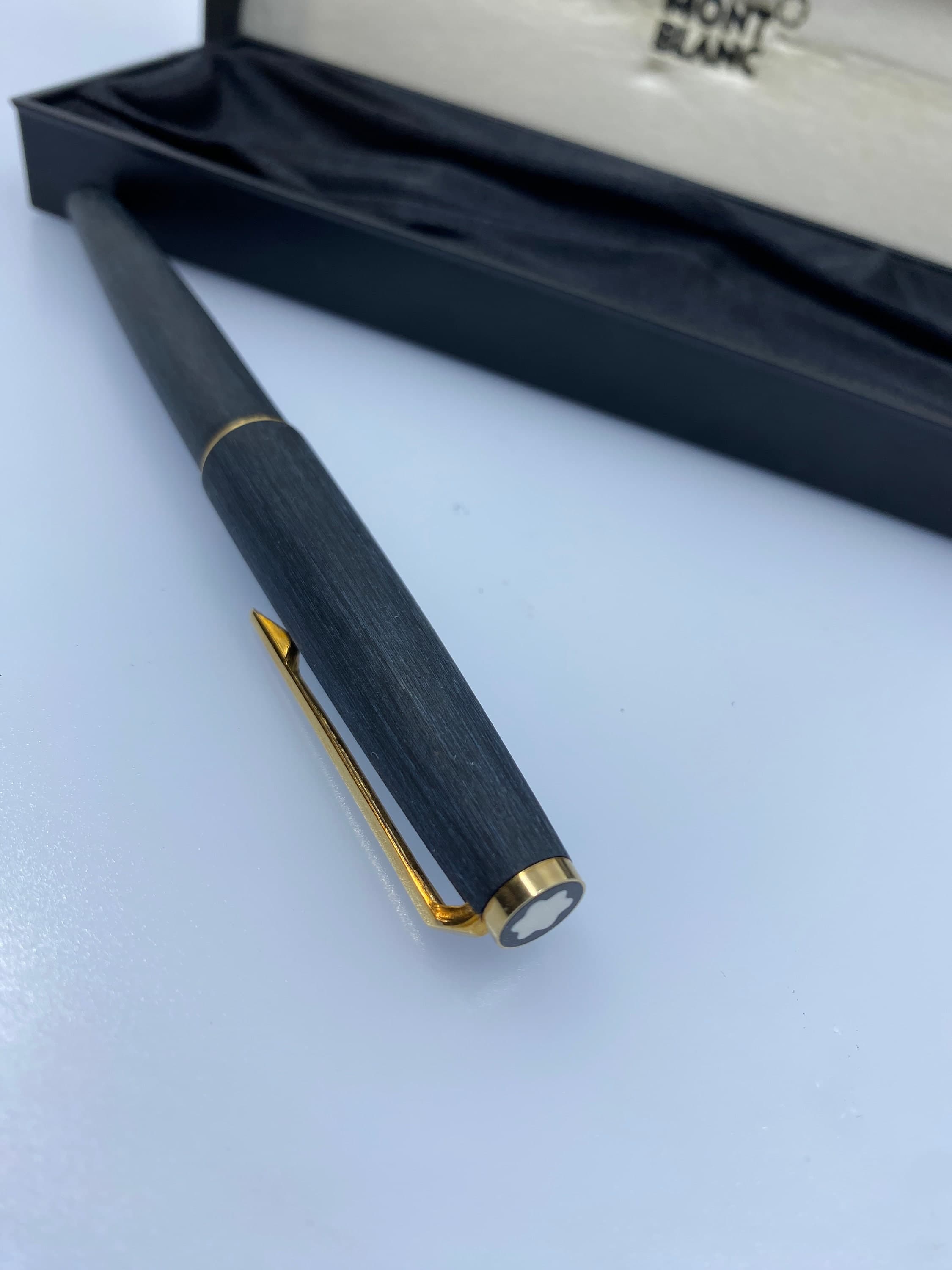 Montblanc 220 fountain pen