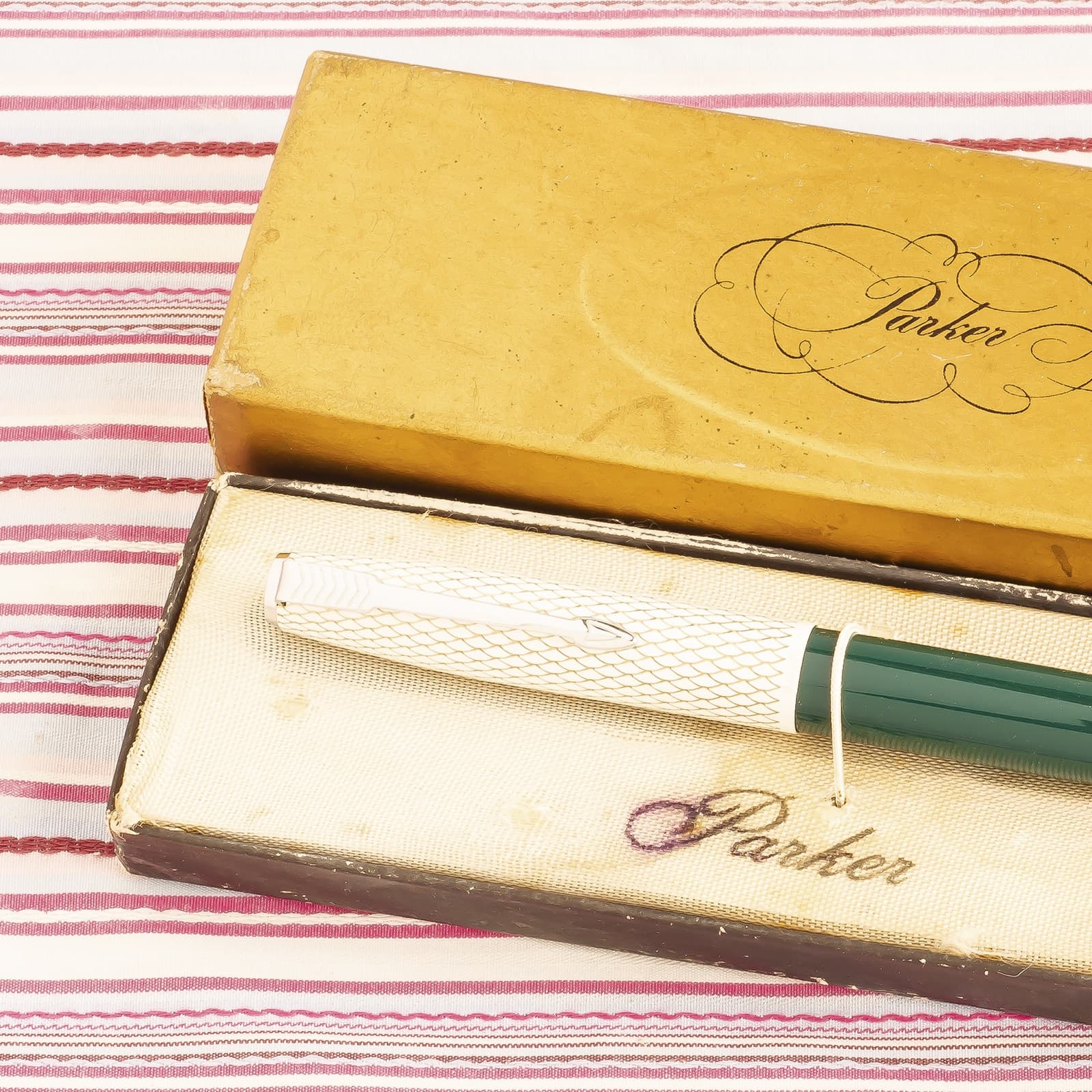 Parker 41 White Enamel Gold-Web Fishscale Fountain Pen